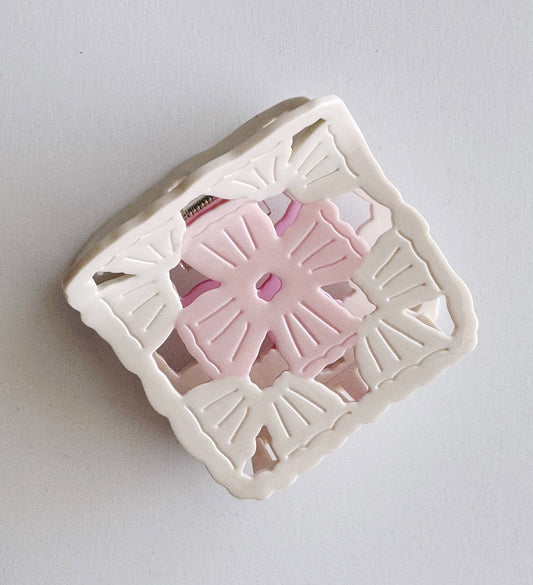 Hey Ricochet: Granny Square Claw (L): White/Pink