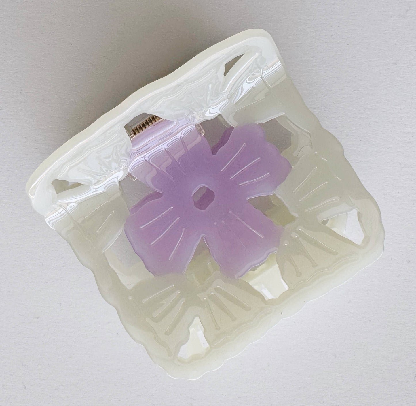 Hey Ricochet: Granny Square Claw (L): White/Pink
